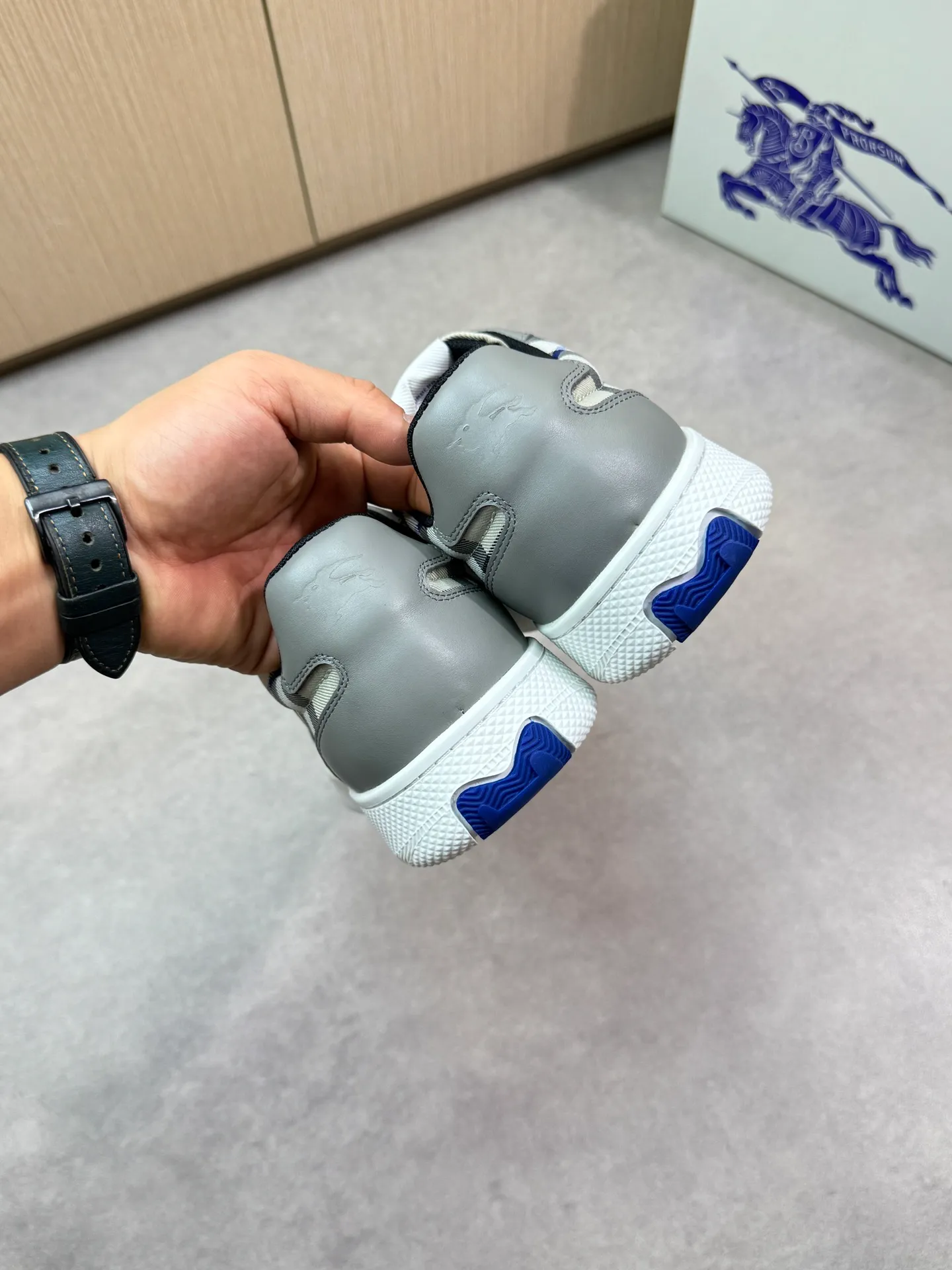 Men's shoes 💰P420💰[BURBERRY] Burberry - High-end quality original 🔍🔍🔍casual sports sneakers - Upper: imported 🔝 Napa calfskin, brand totem cloth, tongue brand cloth label - Lining: brand canvas, foot pad; water-dyed cowhide - Outsole: ultra-light TPR rubber; two-color molded outsole -Ultra-high quality control and fine workmanship: outstanding (high-end, extravagance, class) -Size: 38-44 (45 for men, can be customized)